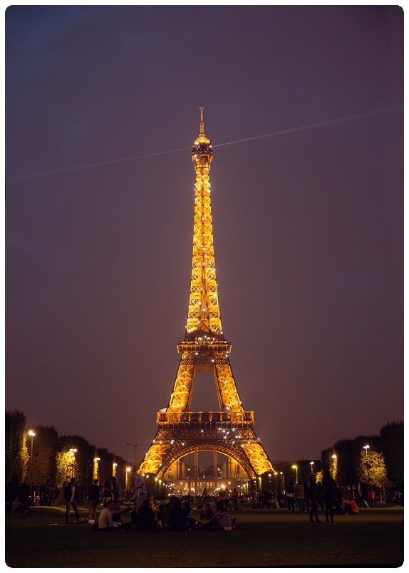 The eiffel tower at night amazing