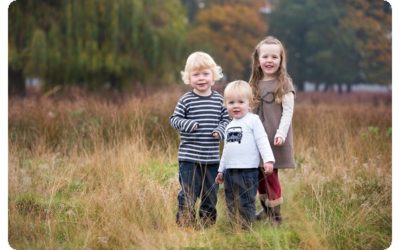 Outdoor family photo session in Bushy Park, London