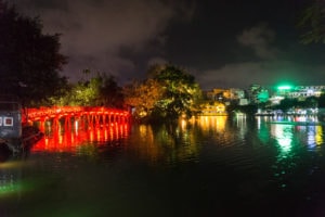 Hoàn Kiếm Lake at night