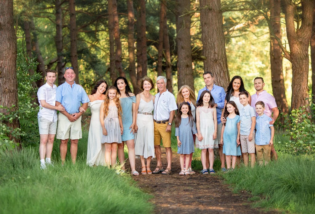 How should a family pose for a photoshoot?