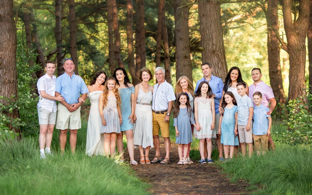 How should a family pose for a photoshoot?